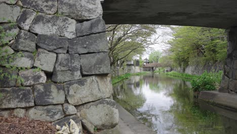 antiguas paredes de piedra del canal omihachiman en primavera, shiga japón