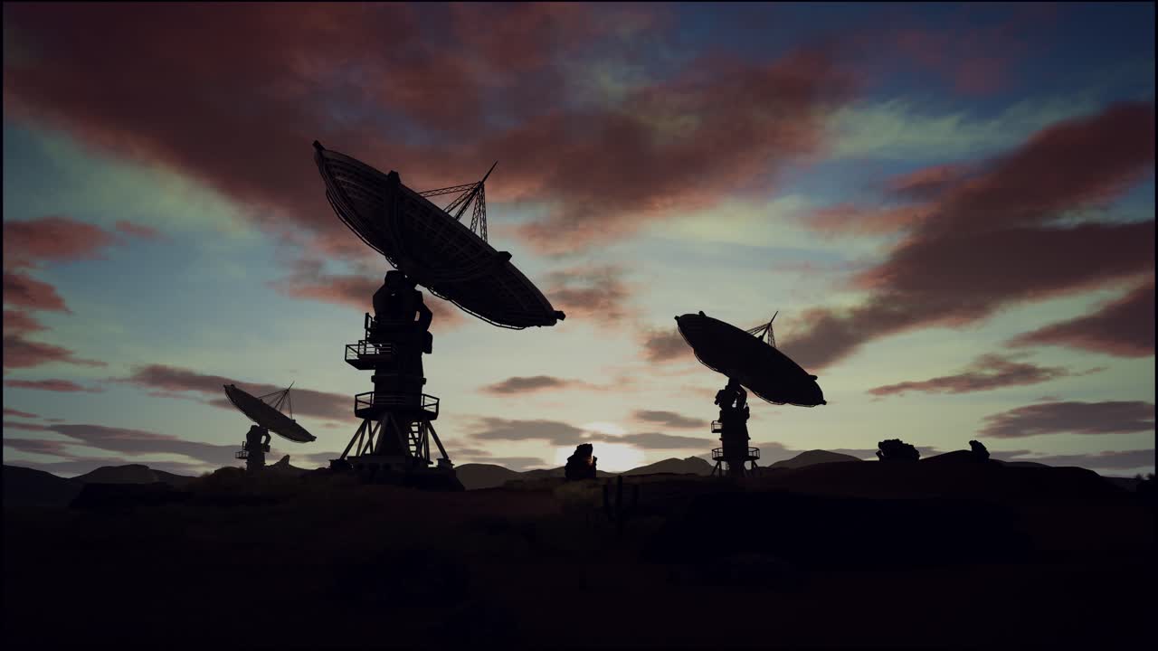antenas parabólicas en el campo contra el cielo nublado durante la puesta del sol