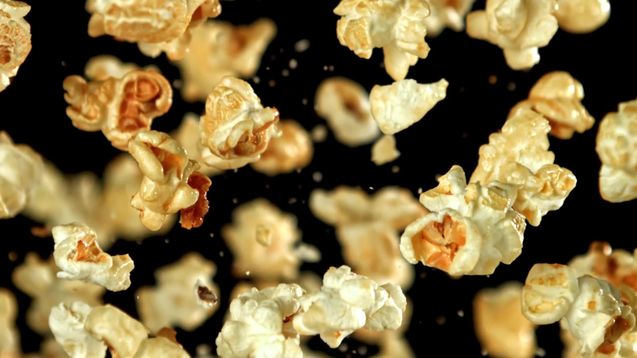 Popcorn dolce al caramello che cade a velocità super rallentata