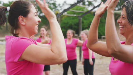mujeres caucásicas felices abrazándose en el campamento de entrenamiento