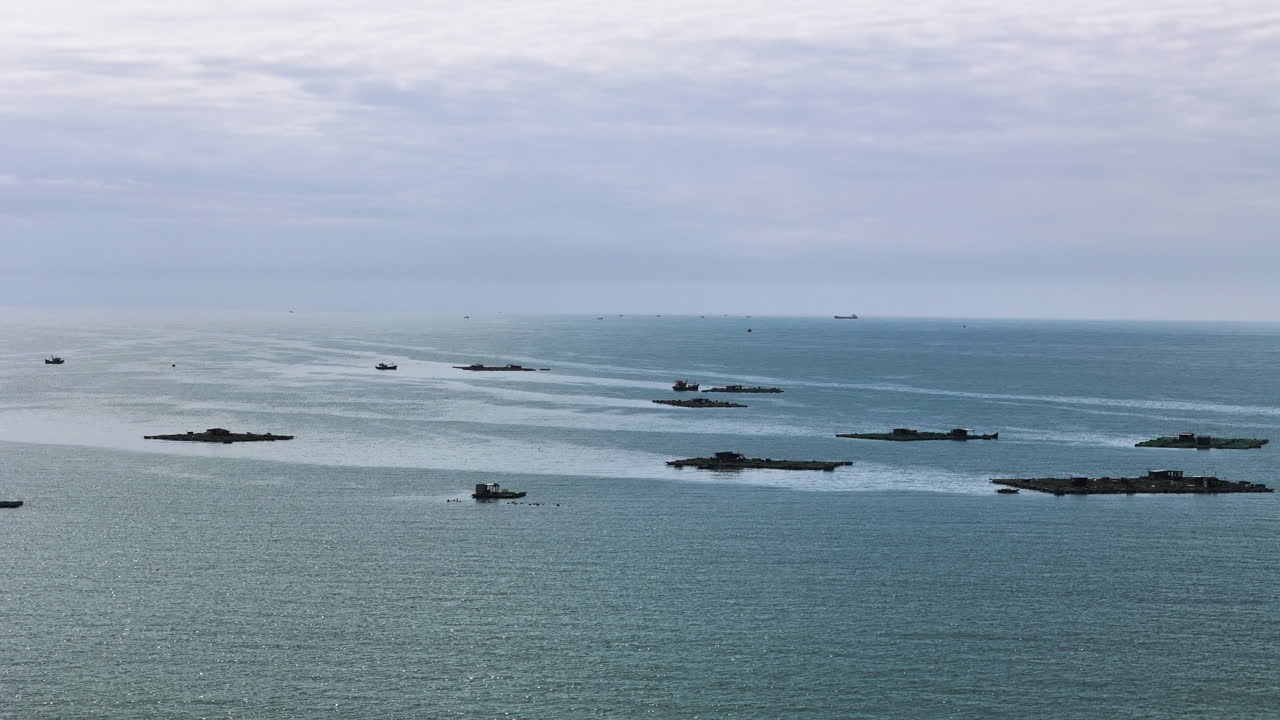 베트남 해수욕장에서 생선을 번식시키는 떠다니는 농장의 공중 사진