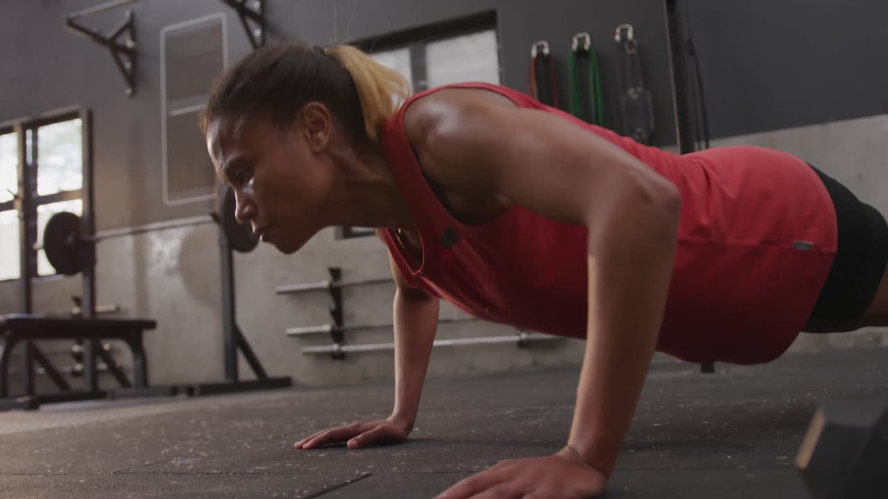 entrenamiento cruzado en un gimnasio