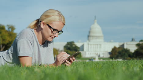 Frau-Auf-Smartphone-Am-Kapitol