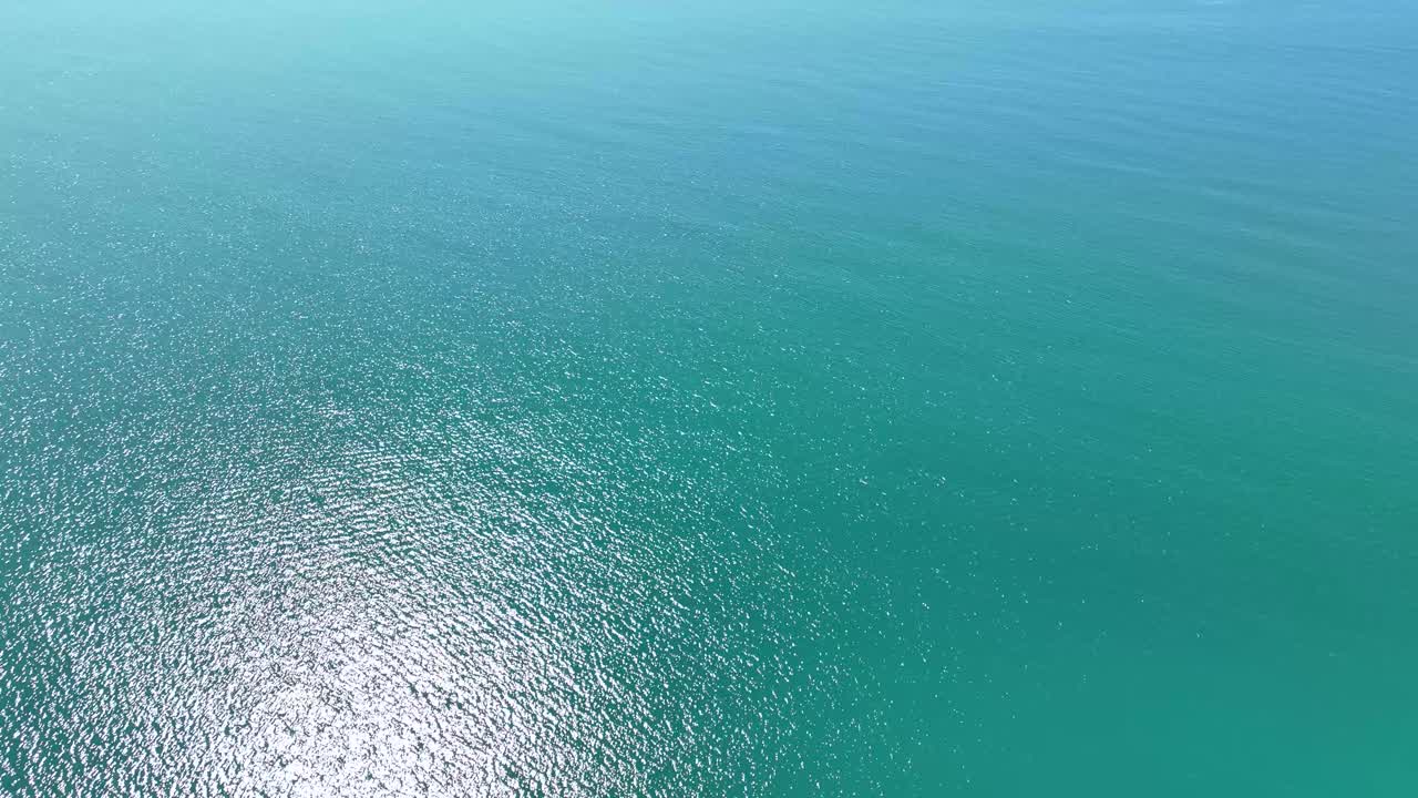 아무도 없는 탁 트인 바다의 햇빛에 반짝이는 물과 잔물결