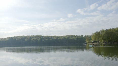 Mann-Steht-An-Einem-Sonnigen-Tag-Auf-Einem-Fahrenden-Motorboot-Im-See