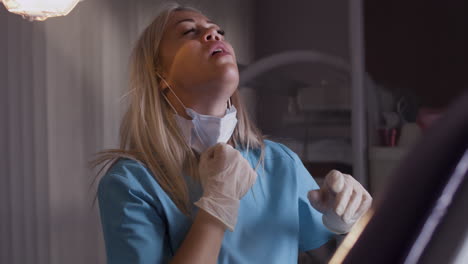 profesional médico estresado