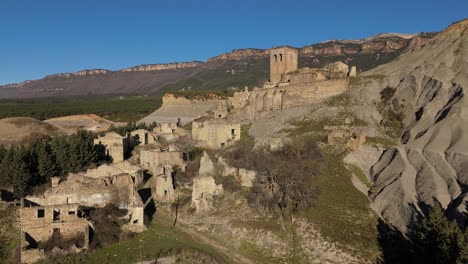 movimiento de drones hacia adelante a la aldea abandonada de escó, españa y las montañas como fondo