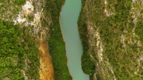vista de arriba hacia abajo en espiral del hermoso río verde turquesa nho que para revelar exuberantes laderas verdes de montaña en el norte de vietnam