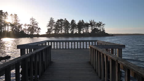 Vista-Del-Lago-Desde-Un-Muelle-De-Pesca---Lago-Garrison,-Port-Orford,-Oregon---Tiro-Inclinado-Hacia-Arriba