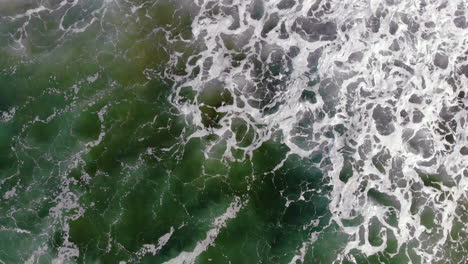 Olas-En-El-Océano-Pacífico-Desde-Arriba,-Drones-Aéreos-De-4k,-Olas-Y-Aguas-Turbulentas-Y-Coloridas-En-La-Playa-De-Huntington,-California,-Sin-Surfistas-Visibles