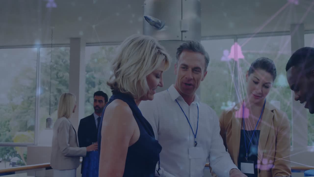 animación de globos de iconos digitales contra diversos empresarios discutiendo juntos en la oficina