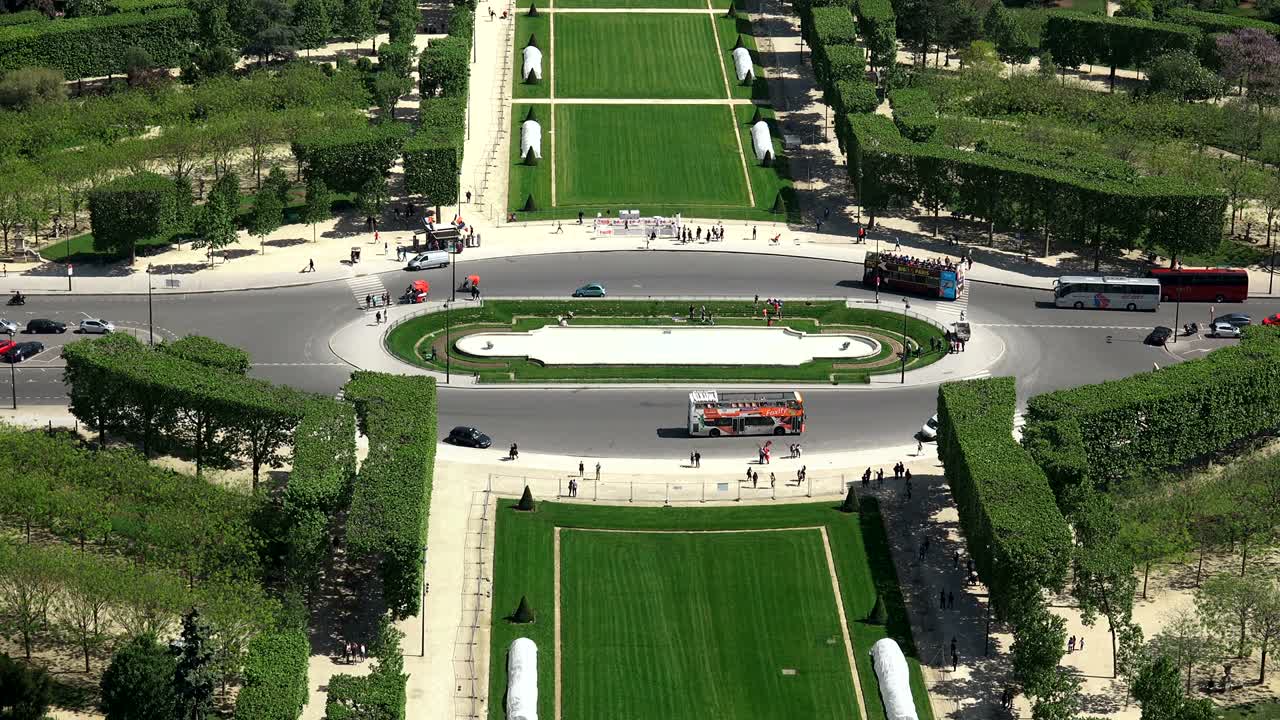 vista aérea del tráfico de autobuses y vehículos turísticos en la plaza jacques rueff con vistas a las cuencas del champ de mars