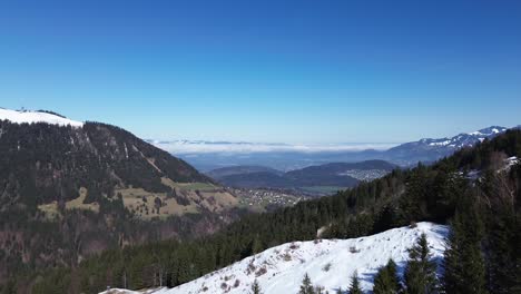 Drohnenflug-Entlang-Der-Bergstraße-Im-Winter-In-Österreich-Mit-Herrlicher-Aussicht-über-Kleine-Städte-In-Der-Ferne