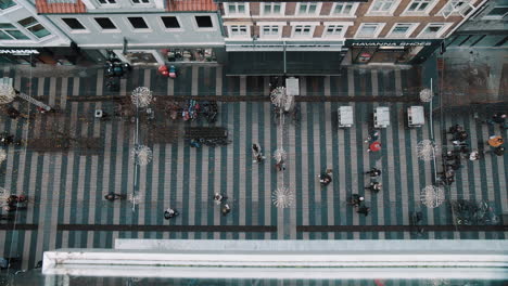vista superior del centro comercial peatonal de la ciudad de aarhus desde la plataforma de vista salling invierno nublado