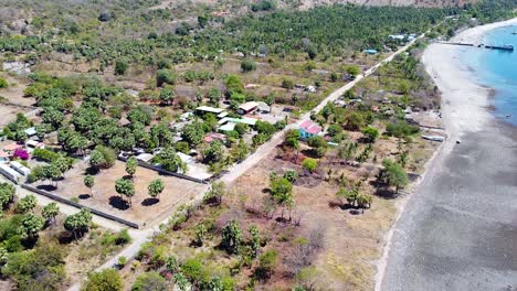 Drone-Aéreo-De-Moto-Conduciendo-A-Lo-Largo-De-Un-Polvoriento