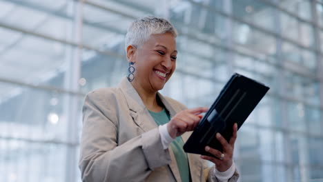 tableta, negocios y feliz mujer mayor en la oficina