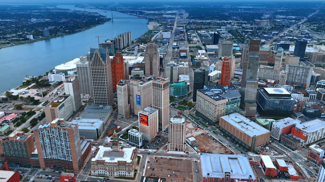 Detroit, ABD, 28 Temmuz 2025: Modern Detroit, Michigan, ABD şehir merkezine doğru. Şehir boyunca Detroit Nehri’nin su manzarası. Hava perspektifi