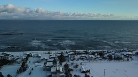 Drohne-Fliegt-über-Die-Küste-Japans-Mit-Stadt-Im-Winterschnee