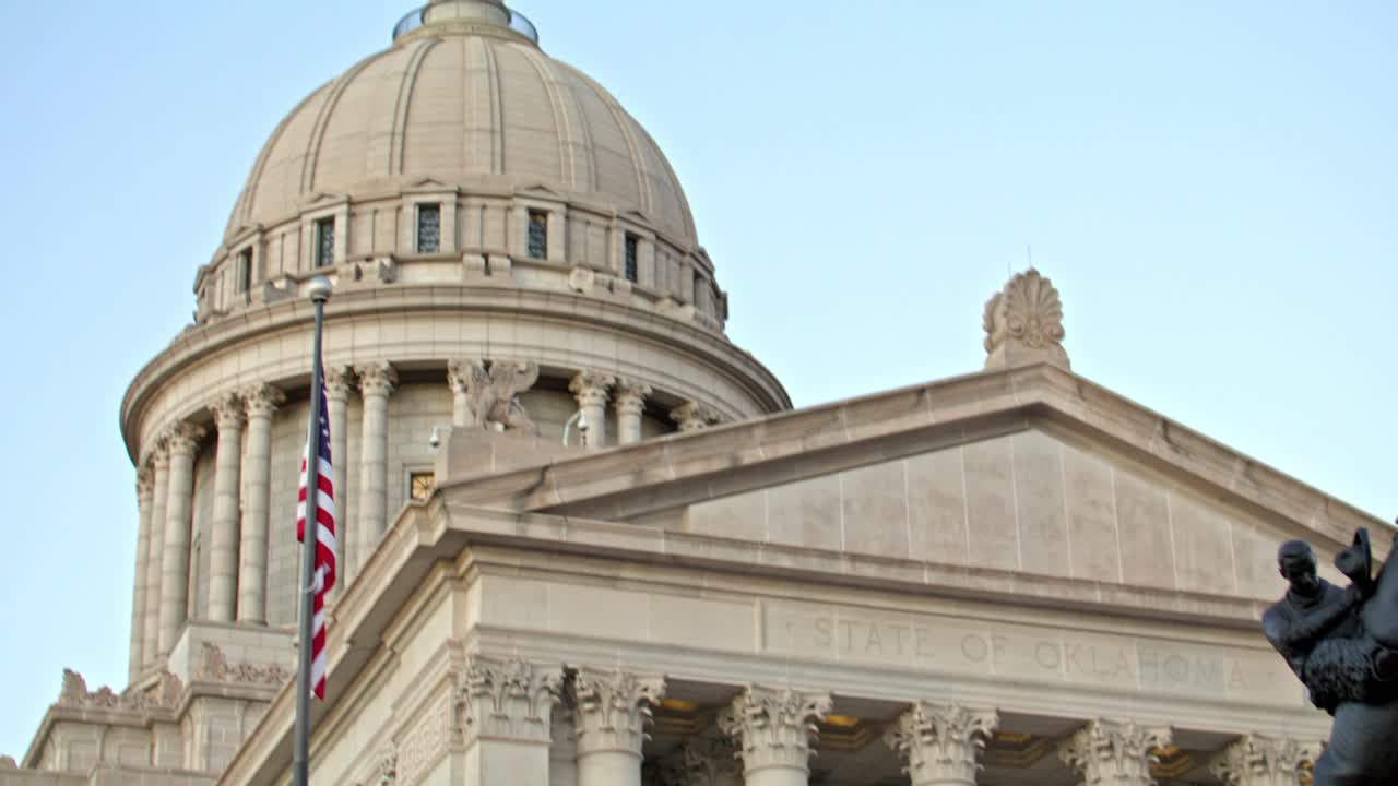 오클라호마 시에 있는 오클라하마 주 의회 건물과 레인지 라이더 (range riders) 동상에 대한 경의를 표하는 사진입니다.