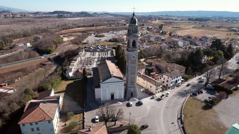 vista circular aérea de onigo y su torre campanario