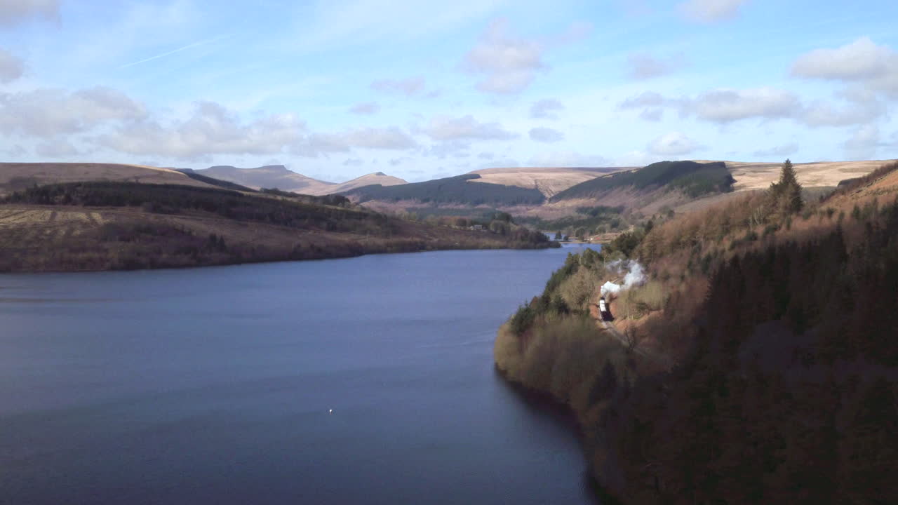 plano general extremo de un tren de vapor junto a un lago