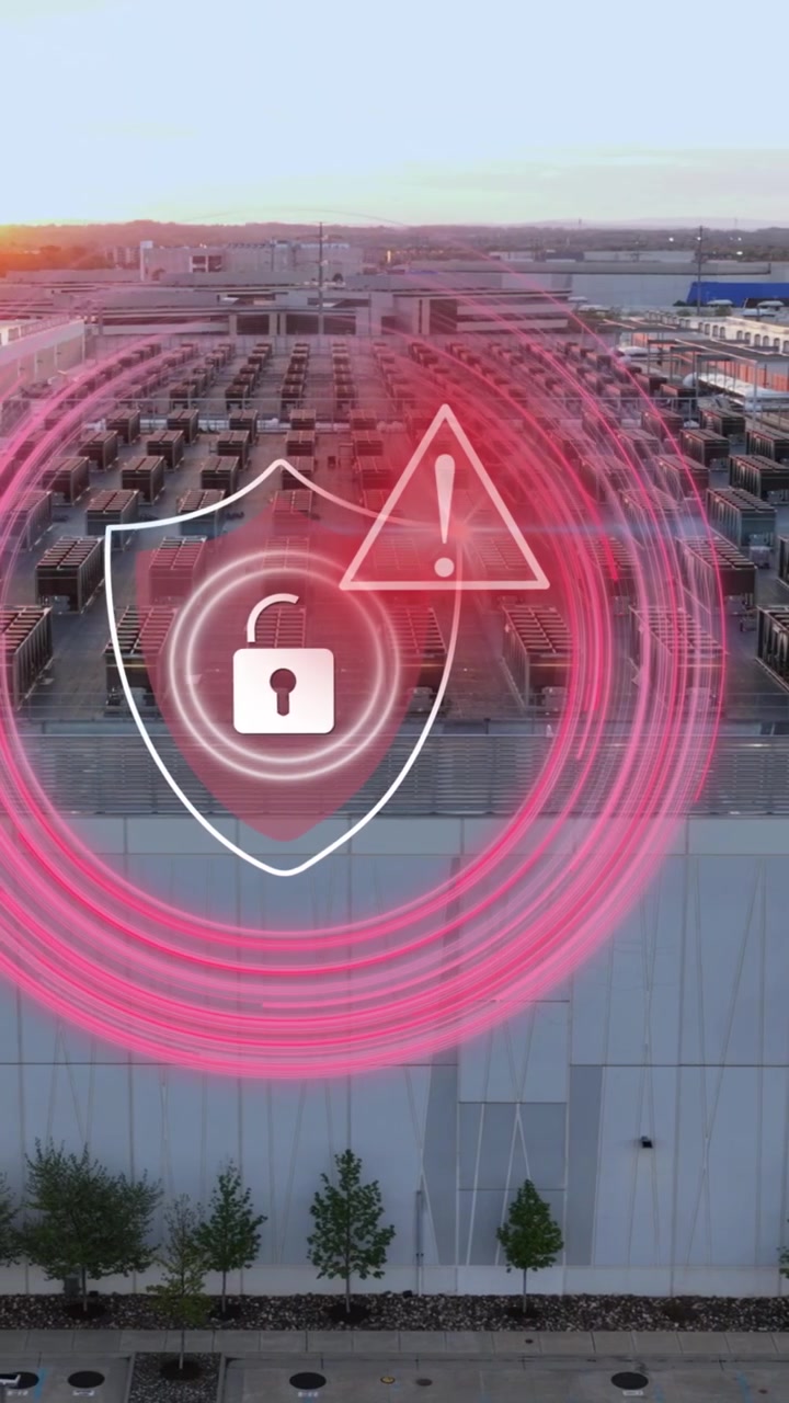 Server farm americana che mostra un avviso di sicurezza digitale rosso e un simbolo di lucchetto sbloccato per contenuti sui social media riguardanti attacchi informatici e vulnerabilità dei dati. Ripresa aerea verticale ottimizzata per dispositivi mobili
