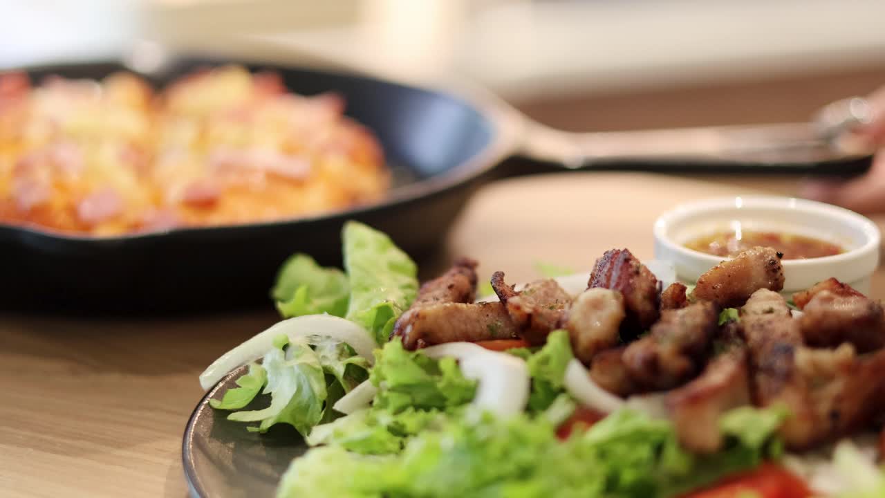 다양한 아침 식사 요리가 아름답게 제시되었습니다.