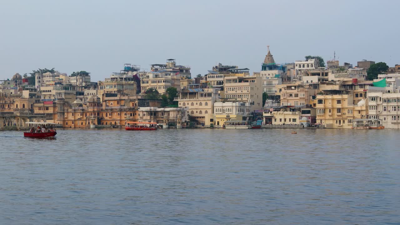 udaipur, también conocida como la ciudad de los lagos, es una ciudad en el estado de rajasthan en la india. es la capital histórica del reino de mewar en la antigua agencia rajputana.