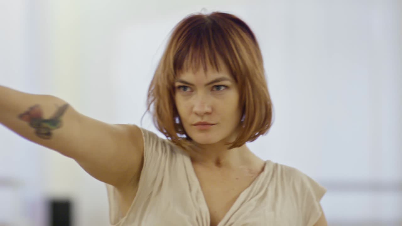 bailarina expresiva en silla de ruedas aprendiendo movimientos