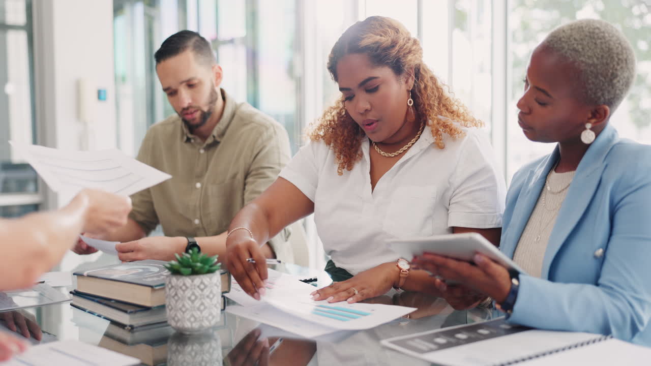 Graphique, tablette ou gens d'affaires en réunion