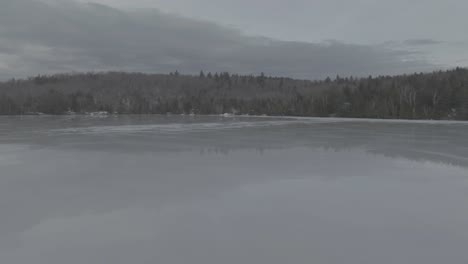 Lago-Hebron-Completamente-Congelado-En-Hielo-Orbitando-Toma-Aérea