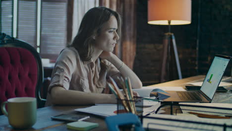 mujer de negocios reflexiva trabajando en una computadora portátil. mujer seria analizando datos