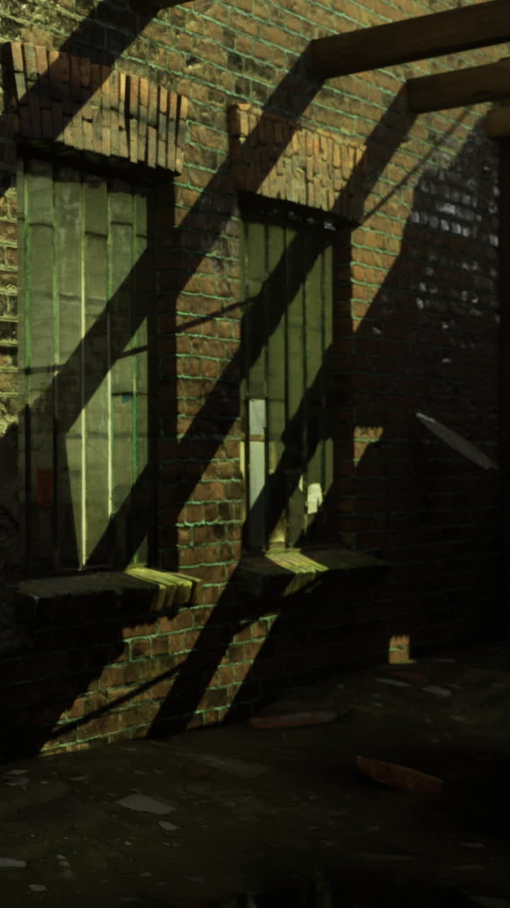 Luz y sombras crean patrones en un callejón de ladrillo cerca de un edificio