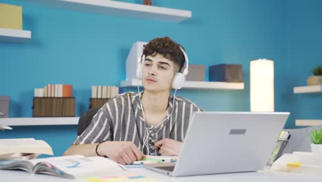 estudiante fracasado, molesto por la situación.