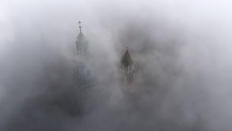 Wawel-Castle-during-foggy-sunrise,-Krakow,-Poland