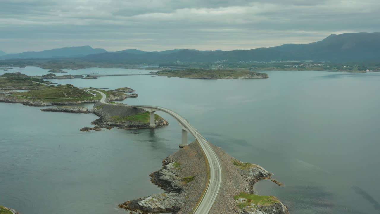 노르웨이 노르드모어에 있는 애틀랜타 하브스베겐 다리 위의 무인기 도와 후퇴