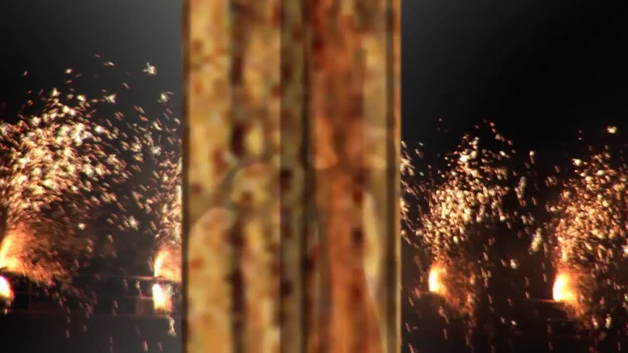 빨간색 크리스마스 램프와 나무 창문 프레임이 검은색 배경에 빛을  ⁇ 니다.