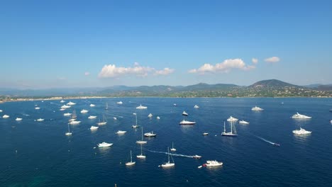 Vista-Aérea-Del-Antiguo-Puerto-De-Golfe-De-Saint-Tropez-Con-Yates-De-Lujo