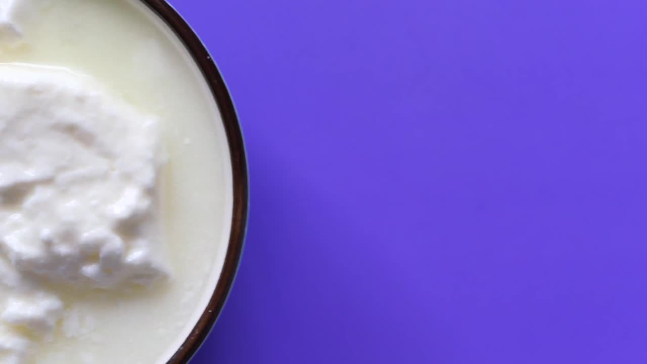 Чашка с йогуртом