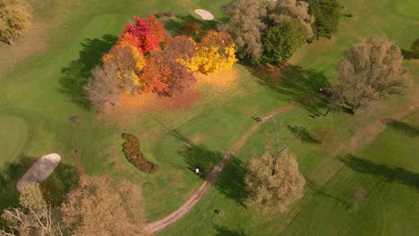 Campo-De-Golf-Con-Gente-Caminando-Por-Un-Camino-De-Tierra-Moviéndose-De-Un-Agujero-A-Otro-Durante-La-Temporada-De-Otoño