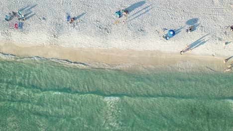 Turistas-Durante-El-Verano-En-Una-Ciudad-Turística-Costera-En-El-Noroeste-De-Florida,-Estados-Unidos