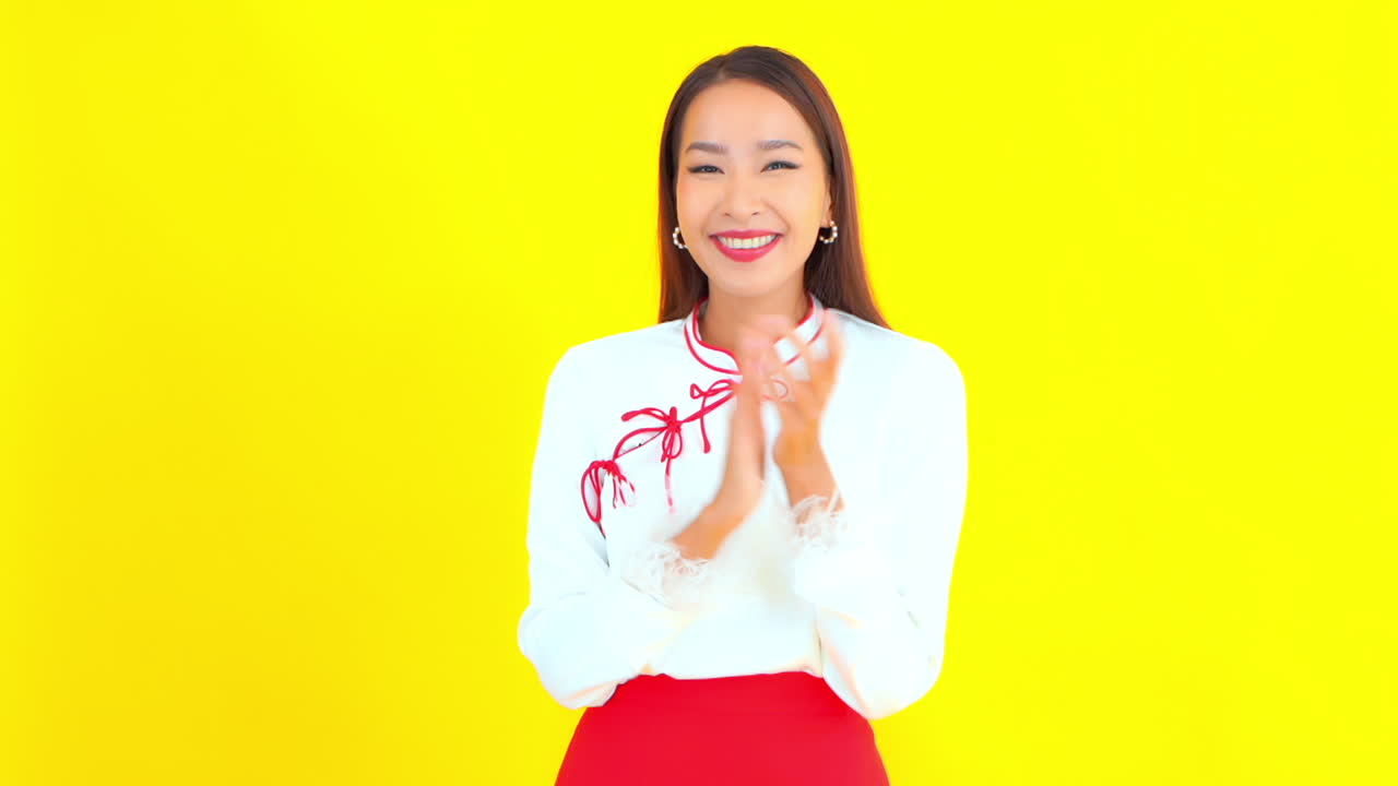 예쁜 젊은 여자가 박수