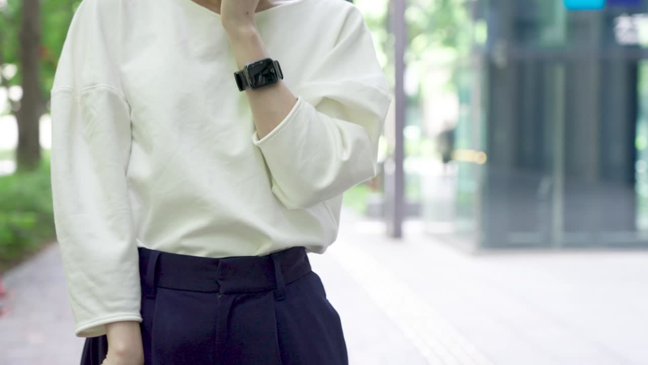 una mujer hablando en un teléfono inteligente