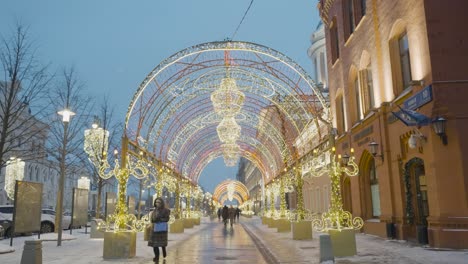 festliche winterabendszene in einer europäischen stadt