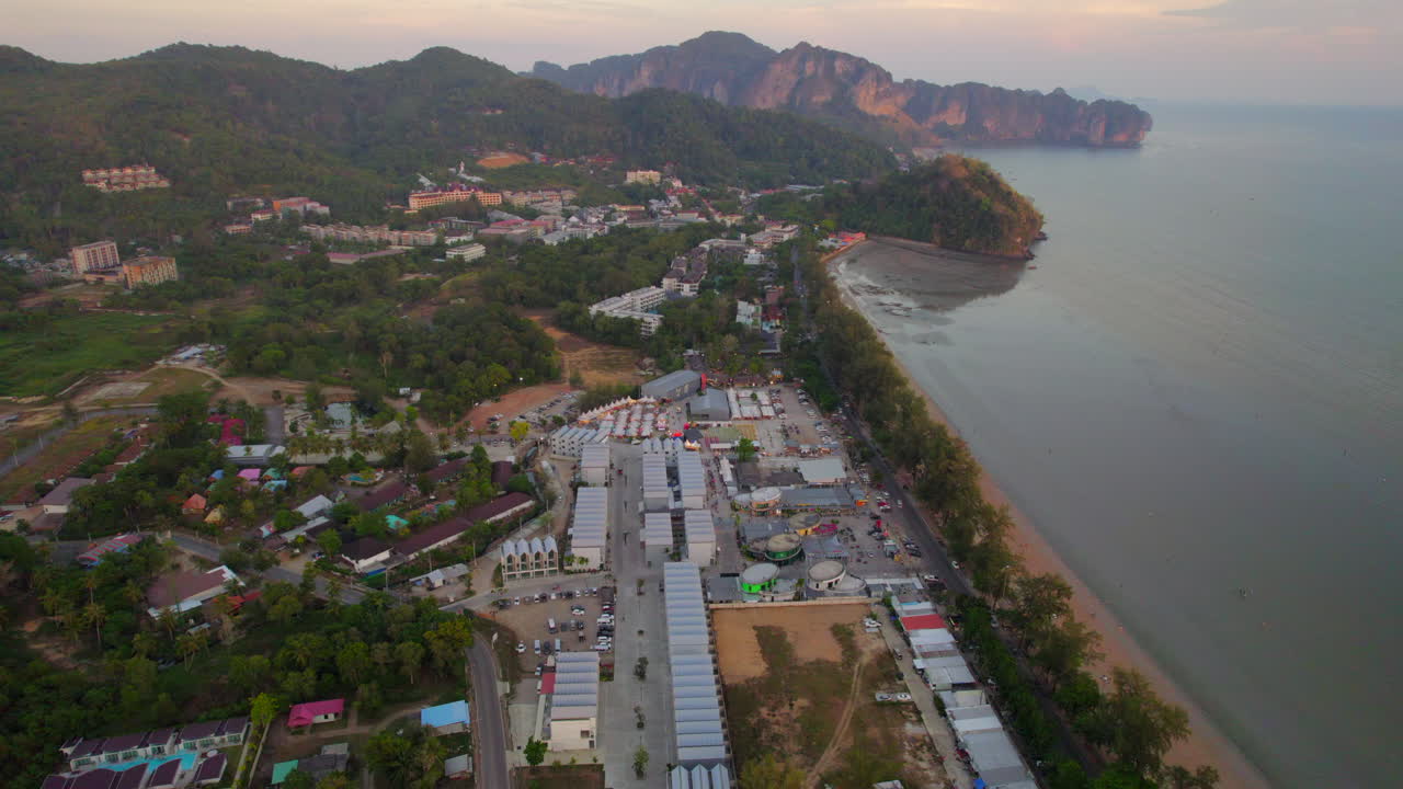el mercado emblemático de ao nang en la bahía tropical al atardecer
