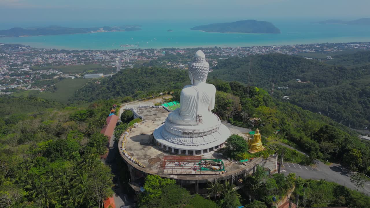 Cảnh quay trên không mô tả tượng Phật Lớn bằng đá cẩm thạch trắng khổng lồ trên Đồi Nakkerd. Đặc tả kiến trúc chi tiết trên nền trời xanh với mây ở Phuket, Thái Lan