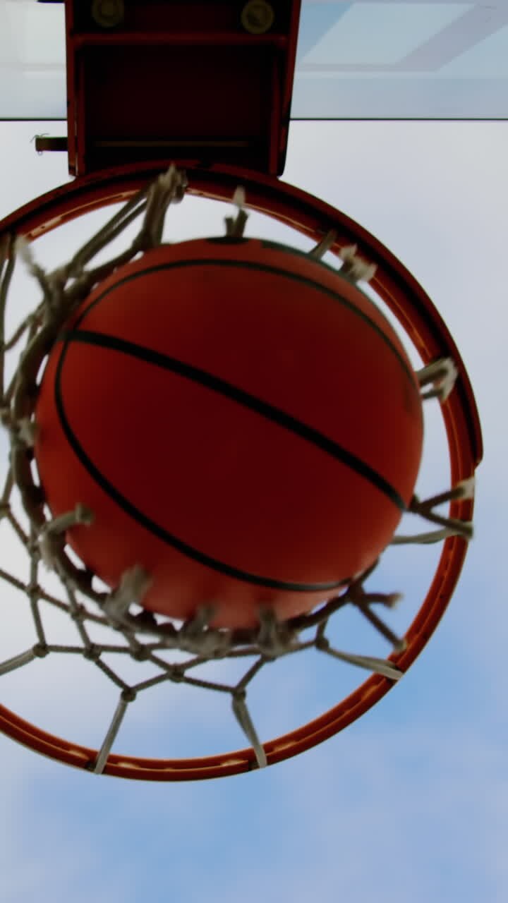 baloncesto pasando por el aro de baloncesto 4k