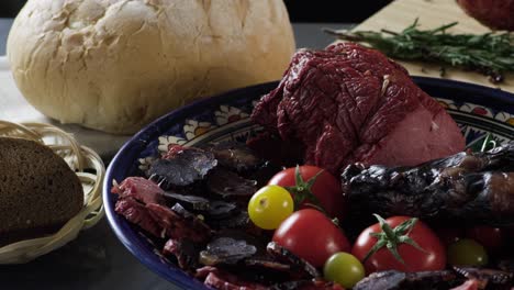 carnes curadas variadas y plato de pan