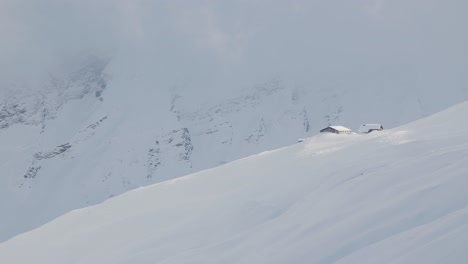 Tranquilo-Paraíso-Invernal-Entre-Las-Montañas-Y-Una-Cabaña-De-Nieve