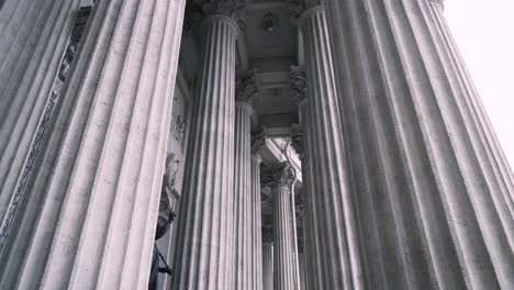 columnas antiguas de un edificio